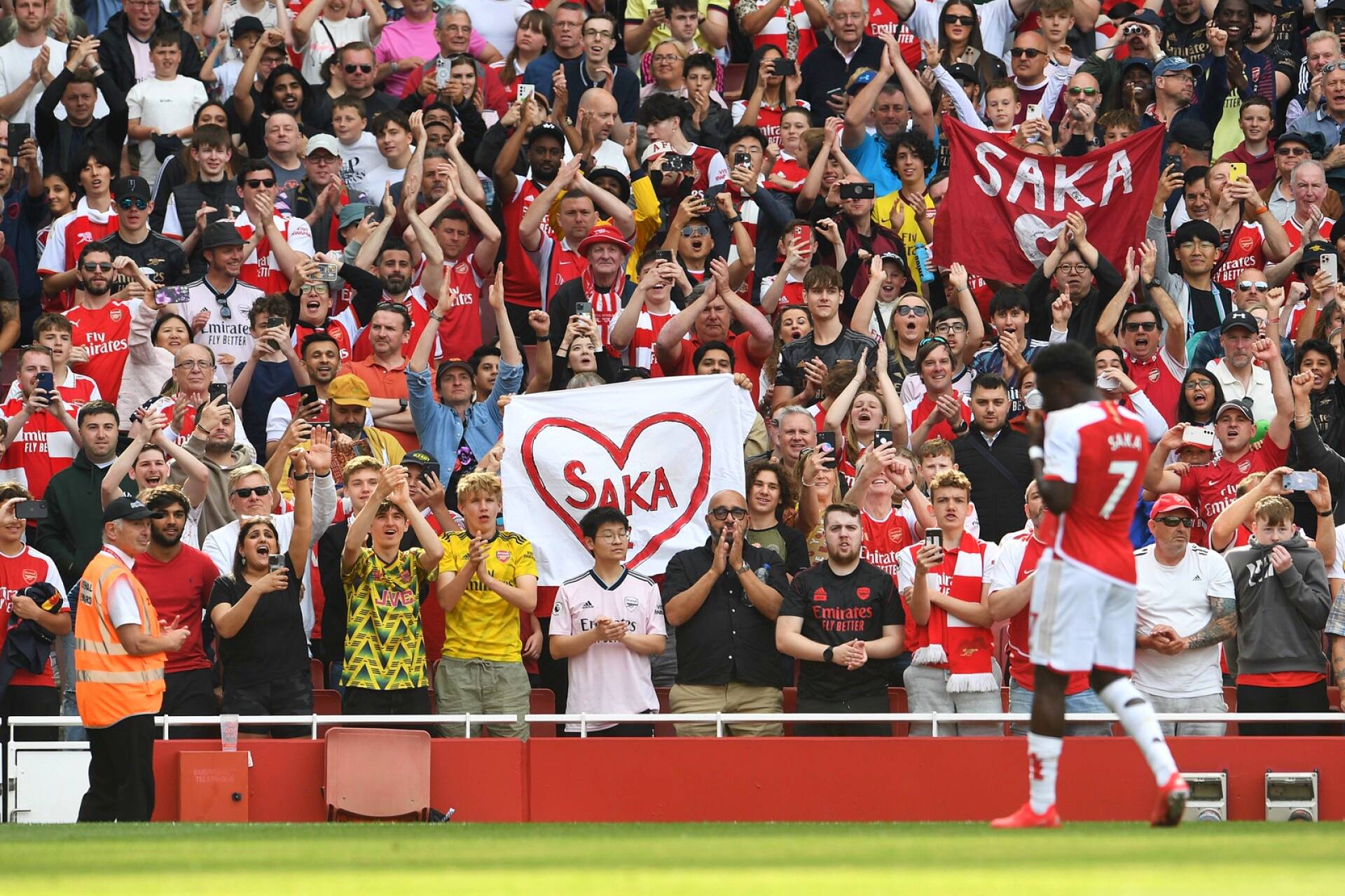 Arsenalin kannattajat todistivat rakkauttaan Sakaan toukokuun Wolves-ottelussa.