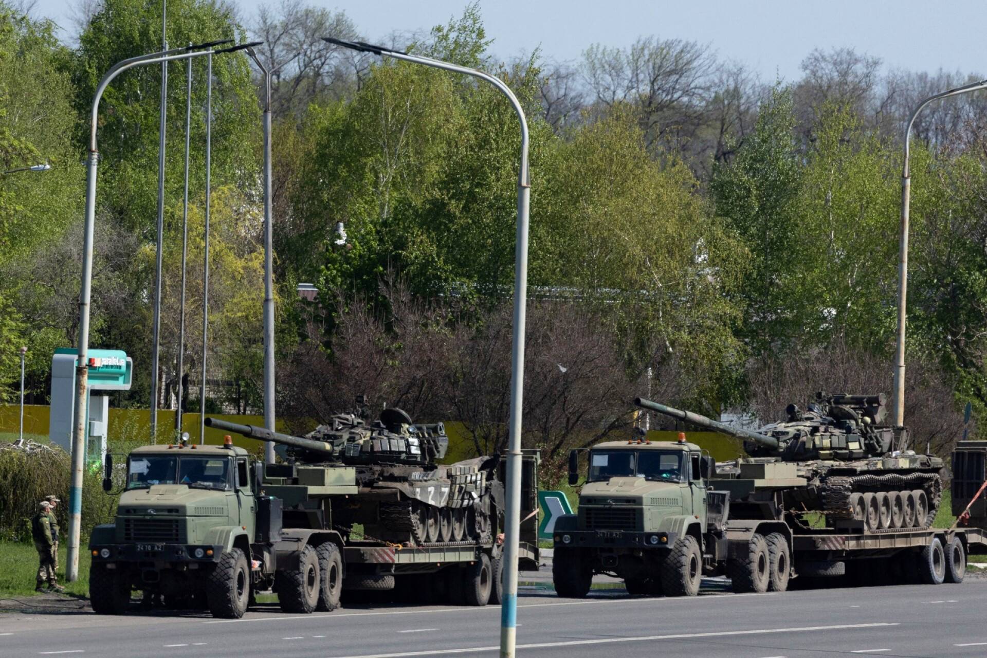 Ukrainalaisten kaappaamia venäläisiä tankkeja kuljetettiin Dniprossa. 