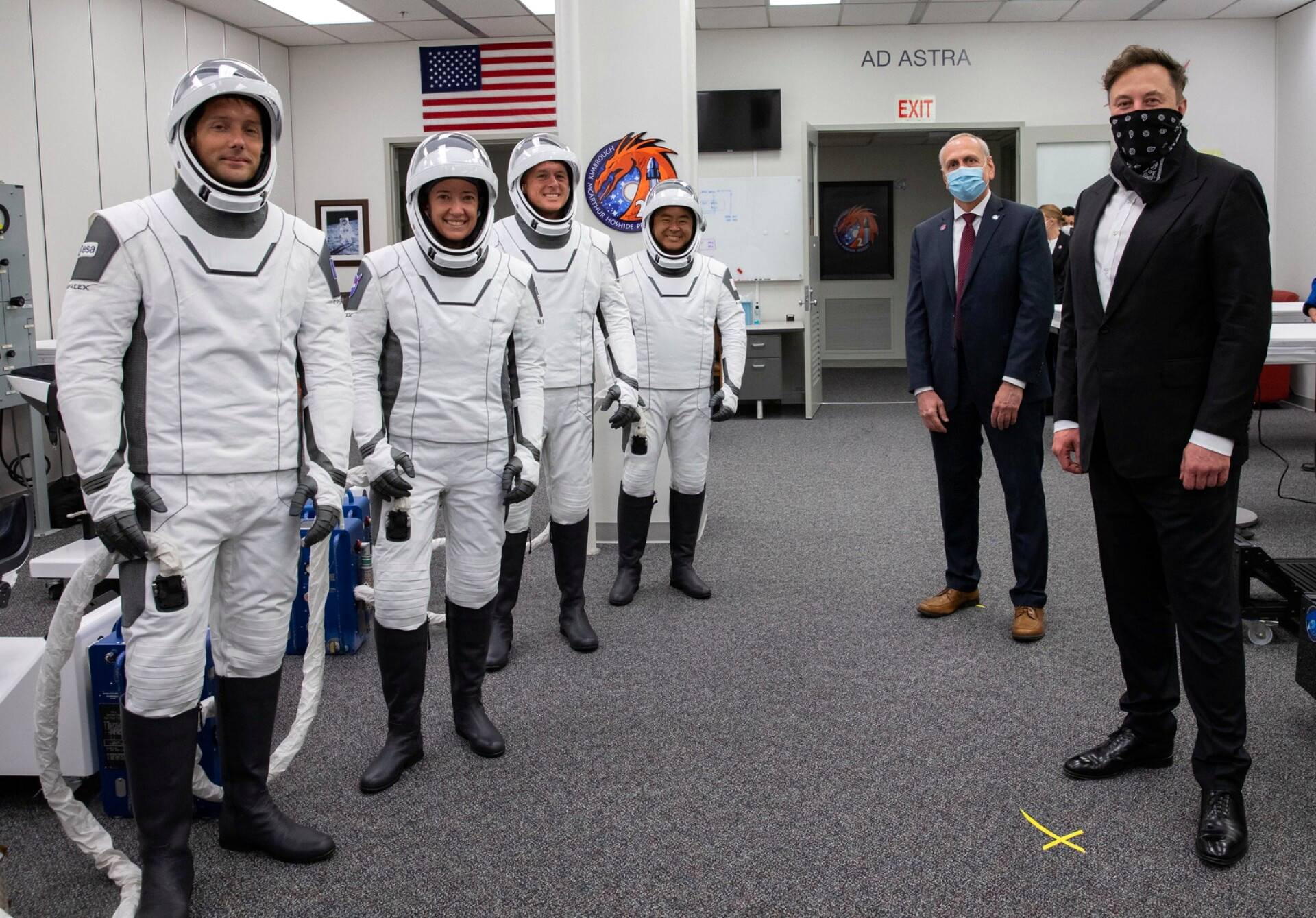 Musk tapasi miehistön, jonka hänen rakettinsa vei kansainväliselle avaruusasemalle.