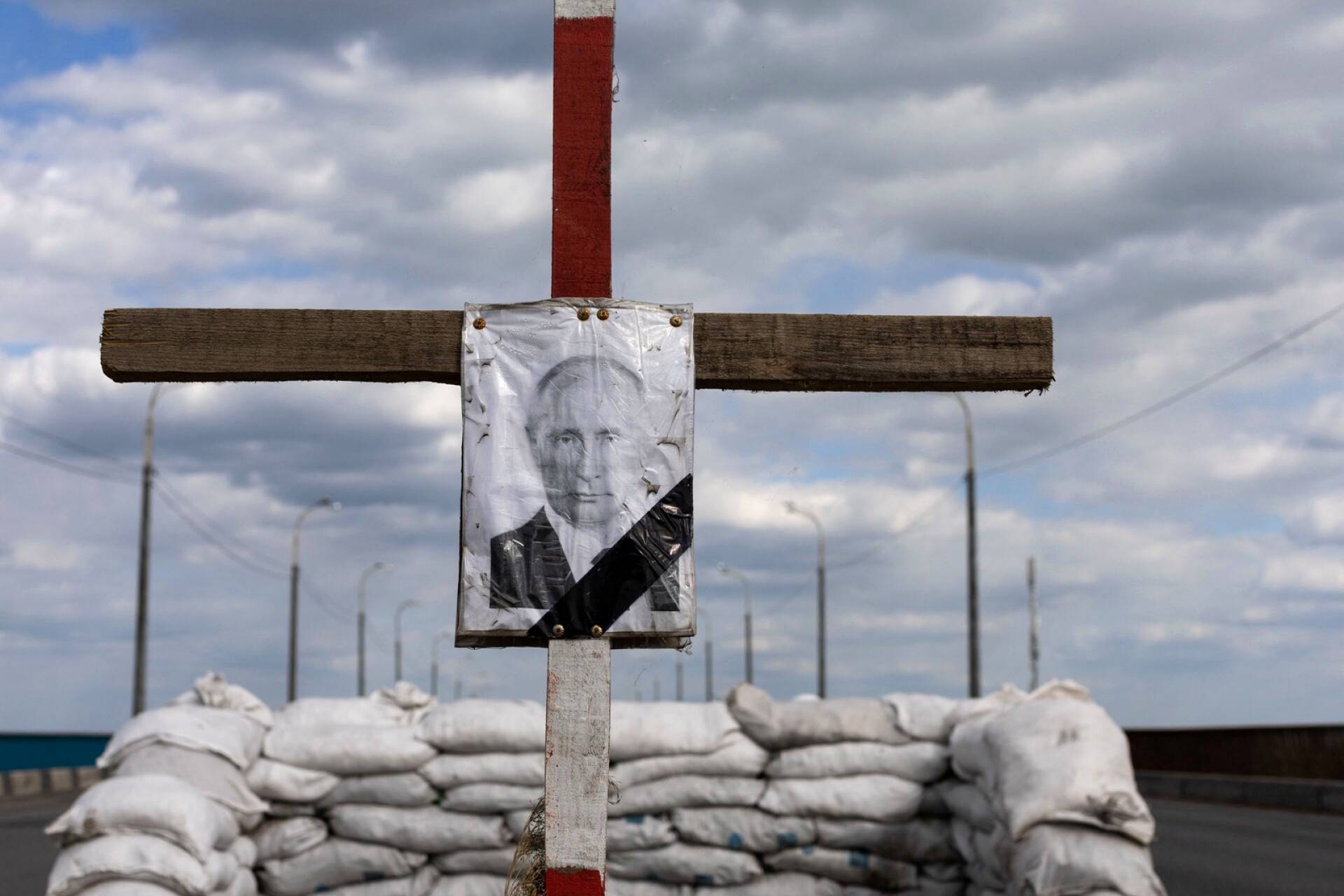 Presidentti Vladimir Putinin kuva ”hautaristissä” tarkastusasemalla Dnipron lähettyvillä Ukrainassa. 