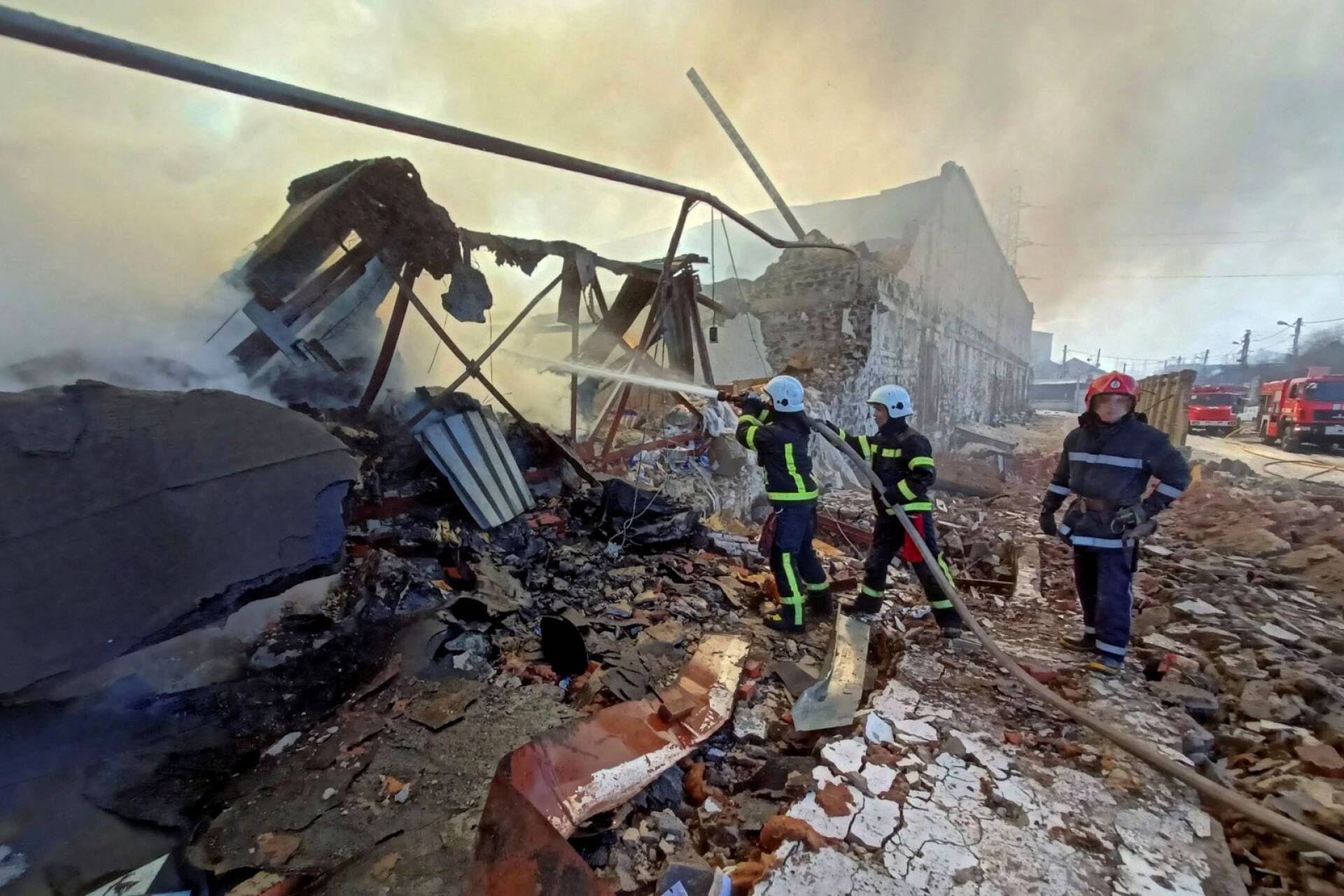 Tuhoutunutta varastorakennusta sammutettiin Harkovassa.