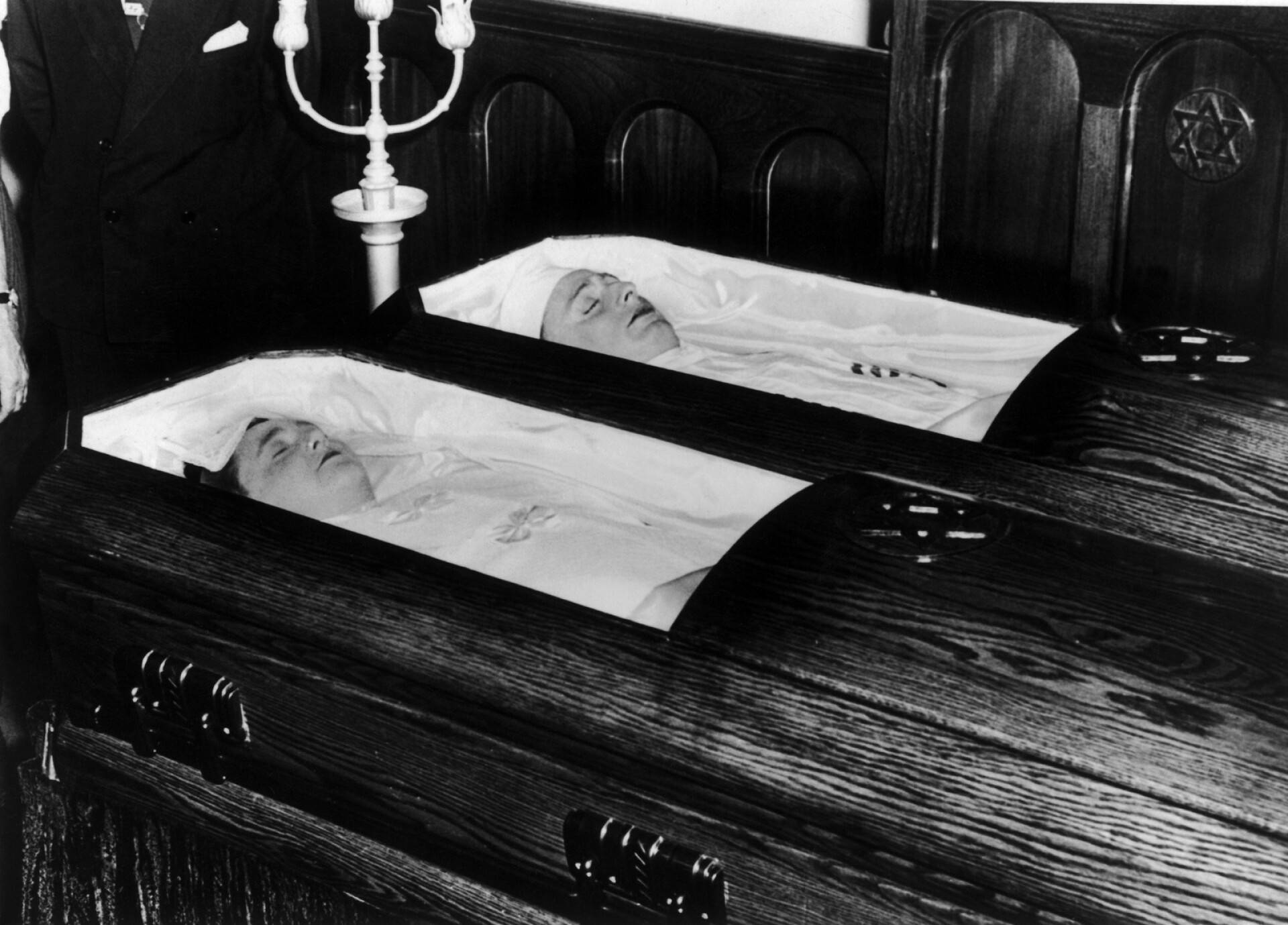 Rosenbergit arkuissaan julkisessa tilaisuudessa Brooklynin kappelissa ennen hautajaisia 24. heinäkuuta 1953. Ethel edessä, Julius takana. 