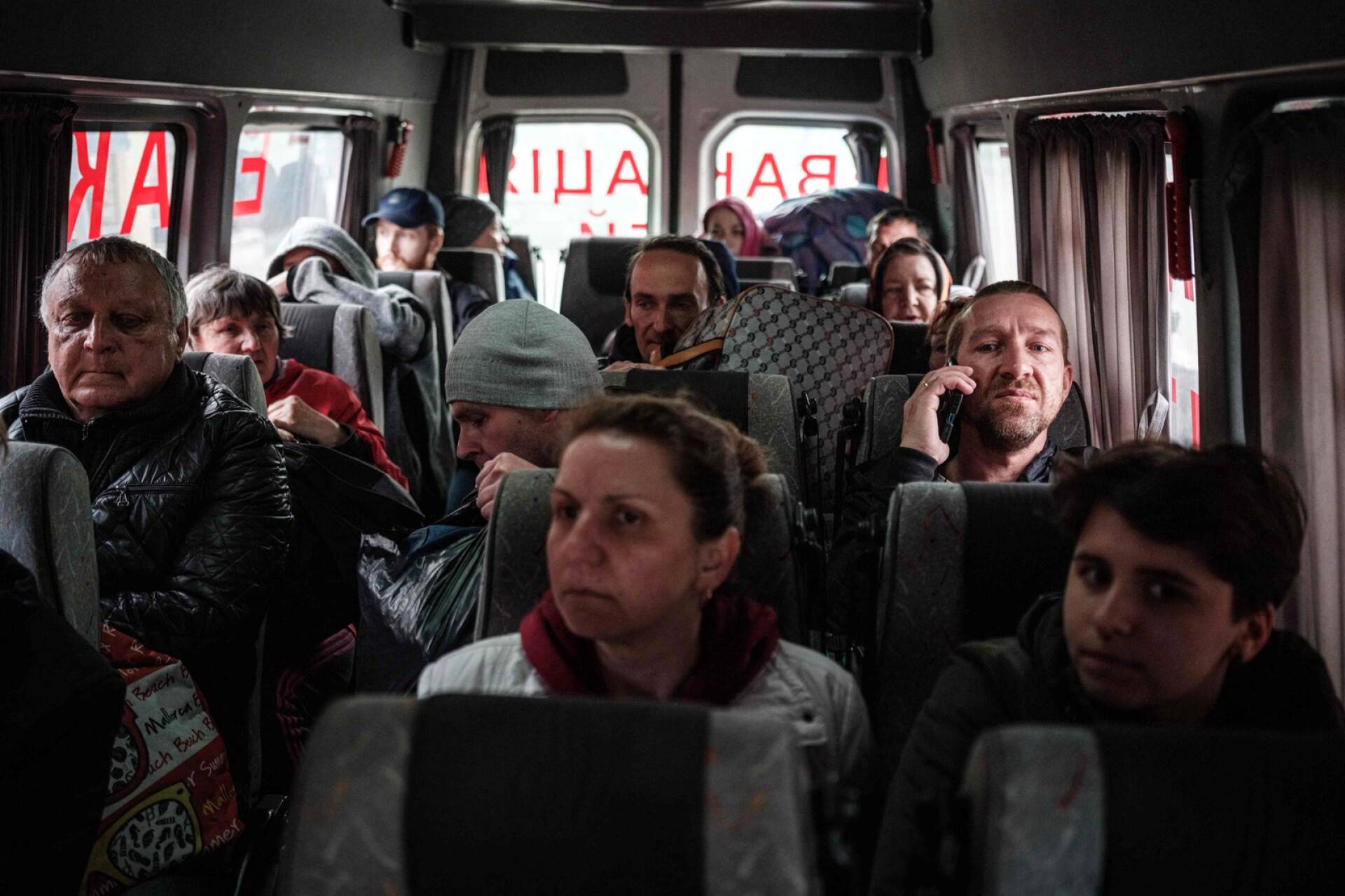 Donetskin alueelta, Lymanin kaupungista tulituksia pakenevat ihmiset matkustivat bussilla kohti Raihorodokia. 