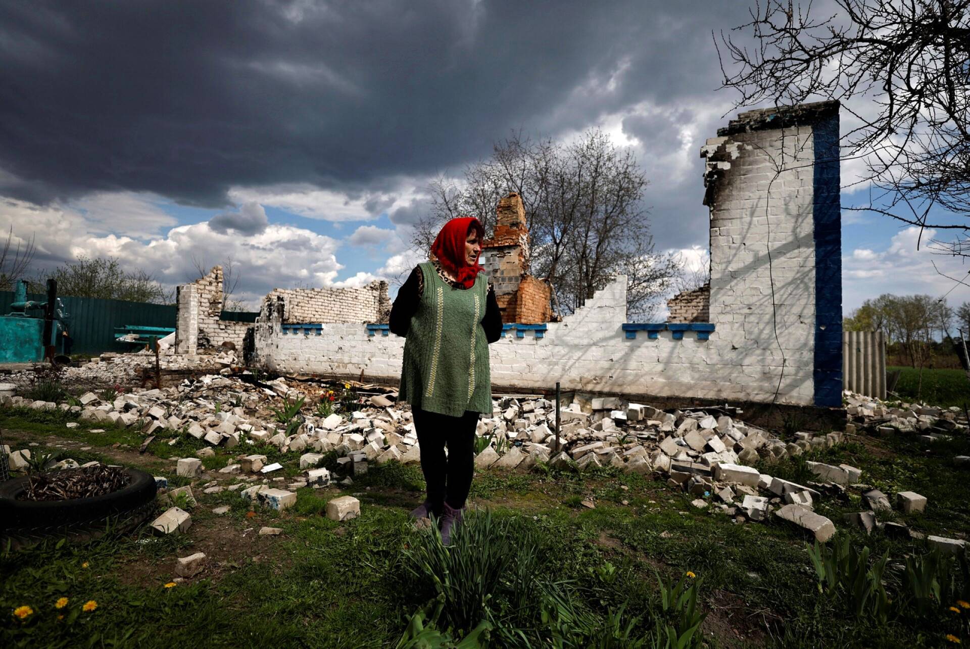 Lyubov Lenko, 61, seisoo sodassa tuhoutuneen talonsa edessä Budyssa Tshernihivin alueella.