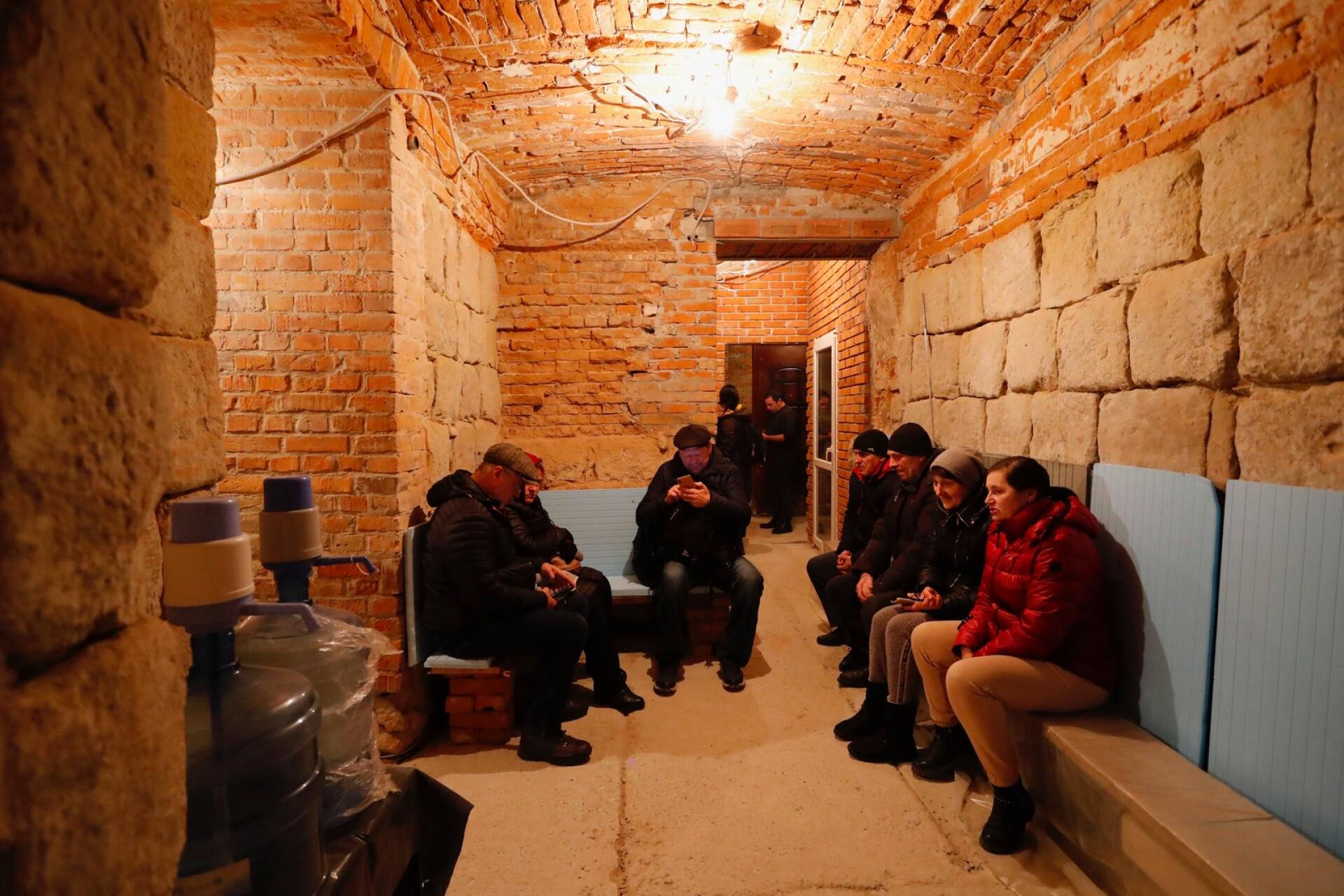 Ihmiset hakivat suojaa bunkkerista Lvivissä.