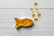 ”Jos ruokavaliossa ei ole riittävästi omega-3:a runsaasti sisältäviä kasviöljyjä eikä kala maistu, voi käyttää monipuolisen ruokavalion tukena omega-3-valmistetta”, sanoo laillistettu ravitsemusterapeutti Eija Orreveteläinen. 