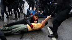 Videoartikkeli, Poliisi poisti mielenosoittajia äänestyspaikan ulkopuolelta Barcelonassa sunnuntaina.