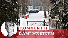 Sotilasalueen portti nimettömän tien päässä Tikkakoskella.