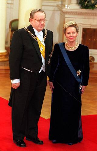Presidentti Martti Ahtisaari ja rouva Eeva Ahtisaari itsenäisyyspäivänä 1998.