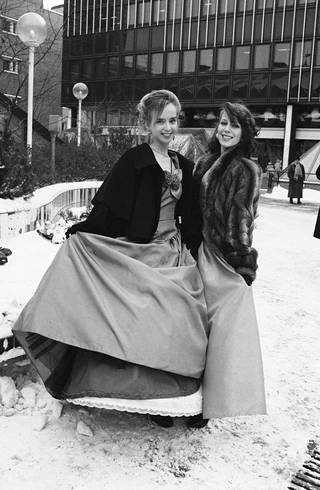 Ensi vuoden abiturientit juhlivat vanhojenpäivää kaupungilla vuonna 1991, Katariina Hannelius ja Annemari Hiltunen Käpylän lukiosta.
