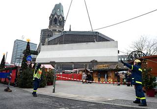 Breitscheidplatzin joulumarkkinoiden on tarkoitus avautua jälleen torstaina. Paikalle on asennettu betonisia esteitä.