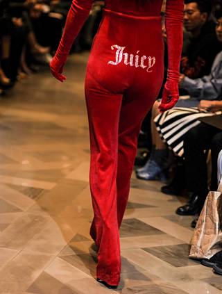 Myös Vetements lätkäisi Juicy-logon housujen takamukseen.