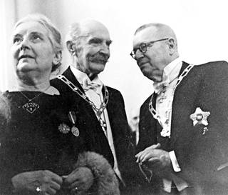 Ester Ståhlberg pääsi emännöimään vain kerran Linnan juhlia, joissa tanssittiin. Kuvassa hän on vieraana Paasikivien kutsuilla 1946, oikealla presidentti J.K. Paasikivi.
