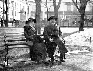 Tuore aviopari Aino Kajanut ja Eino Leino kuvattiin Helsingin Esplanadin puistossa