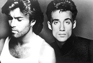 George Michael (vas.) ja Andrew Ridgeley vuonna 1986, jolloin supersuosittu duo Wham! oli vielä vahvasti voimissaan.