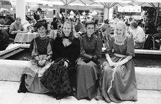Anne Kleiman, Siv Laxen, Susanna Porri ja Mia Seiloo Meilahden lukiosta juhlivat vanhojenpäivää kaupungilla vuonna 1991.