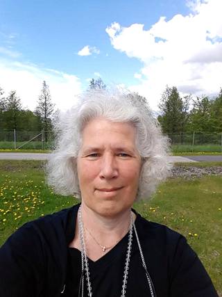 Githa Öhquist asuu edelleen Vantaalla. Kuva on otettu hänen nykyisen kotinsa pihalla Sotungissa.