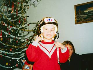 Artturi Lehkonen, 4, sovitteli idolinsa Jan Calounin kultakypärää jouluna.