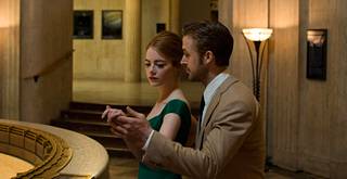 Päähenkilöt ovat tyhjätaskuisia haaveilijoita: Emma Stone esittää aloittelevaa näyttelijää, Ryan Gosling kunnianhimoista jazz-muusikkoa.