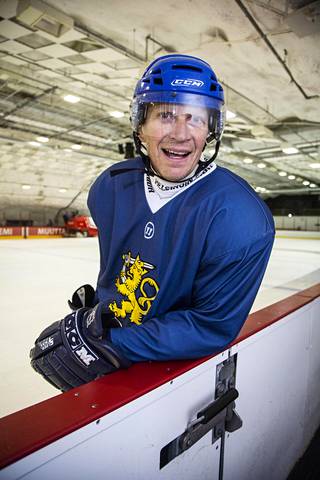 Mika Anttonen tunnetaan kovana kiekkomiehenä. Ei yllättänytkään, että jääkiekko on yksi Vierumäen urheiluopiston painopistelajeista myös tulevaisuudessa.