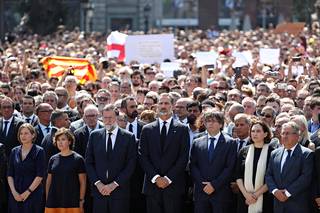 Espanjan kuningas Felipe VI ja pääministeri Mariano Rajoy osallistuivat hiljaiseen hetkeen Katalonia-aukiolla terrori-iskuja seuraavana päivänä.