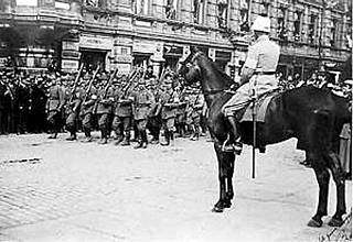 Kenraali Mannerheim Neptun-ratsunsa selässä Esplanadin puiston reunassa. 12 000 miehen ohimarssi kesti puolitoista tuntia.