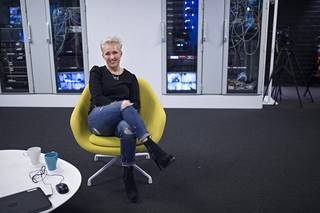 Suosikkijuontaja Anna Perho purskahti itkuun suorassa lähetyksessä – jätti  hyvästit radiolle - Viihde - Ilta-Sanomat