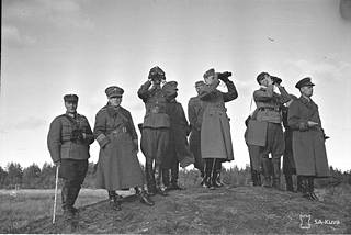 Jatkosodan hyökkäysvaihe on alkanut. Marsalkka Mannerheim seurueineen tähysti Pietarin paloja Mainilasta syyskuussa 1941.