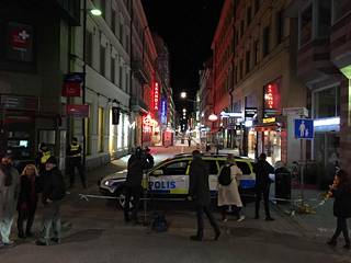 Aamuyöhön mennessä osaan Drottninggatania pystyi jälleen kulkemaan poliisin purkaessa alueen eristystä.