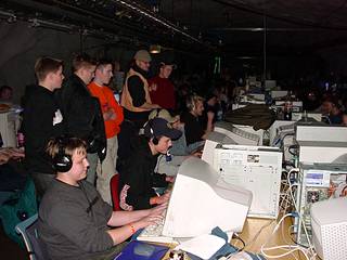 Joona Leppänen (kuvan etualalla) pelaamassa MindTrek-tapahtumassa vuonna 2002.