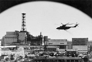 Helikopteri suoritti puhdistustehtävää nelosreaktorin lähistöllä vain päiviä onnettomuuden jälkeen toukokuussa 1986.