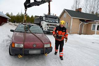 Autonkuljettaja Markus Karvonen nosti auton katolle ja sieltä pois.