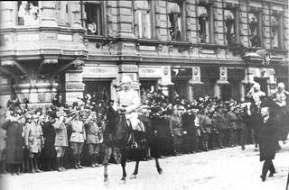 Mannerheim ratsastaa valkoisten voitonparaatissa Helsingissä 1918. Alkoiko Odessan ennustus toteutua?