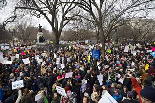 Tuhansia ihmisiä kokoontui Valkoisen talon edustalle Washingtonissa protestoimaan Trumpin asettamaa maahantulokieltoa seitsemän maan kansalaisille ja pakolaisille.