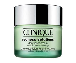 Hellävarainen Clinique Redness Solutions Daily Relief Cream -kosteusvoide rauhoittaa ihoa ja vähentää punaisuutta ja läikikkyyttä. Clinique hyödyntää tuotteessa probioottiteknologiaa, joka parantaa ihon suojakerroksen tasapainoa. 65 €.