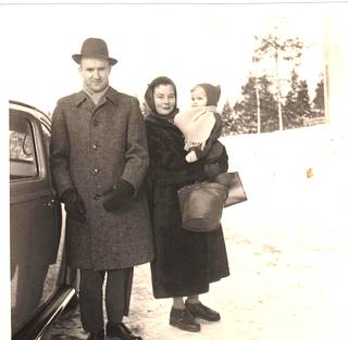 Pirkko ja Boris Kolbe sekä Laura-lapsi ja auto Pohjois-Haagassa 1958.
