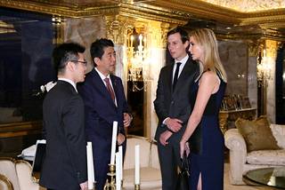 Ivanka Trump ja Jared Kushner olivat mukana, kun presidentiksi valittu Trump tapasi ensimmäisen ulkomaisen johtajan Japanin pääministerin Shinzo Aben New Yorkissa pian valintansa jälkeen.