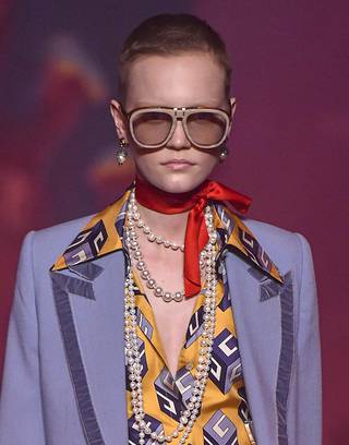 Guccin kevään ja kesän muotia esittelevässä näytöksessä lähes jokaisella mallilla oli suuret, menneiltä vuosikymmeniltä vaikutteita hakeneet silmälasit.
