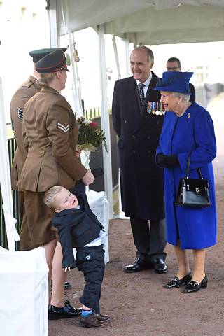 Kuningatar Elisabetin hymy ei hyytynyt Alfien, 2, kiukkupuuskasta.