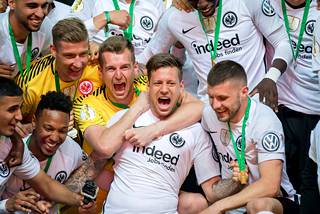 Lukas Hradecky ja Marco Russ voittivat Eintracht Frankfurtin kanssa der Pokalin.