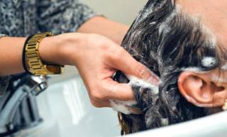 Hiustenpesu on yksi ihanimmista hetkistä kampaajalla. Silti kampaajatkaan eivät yleensä suosittele hiusten pesemistä päivittäin.