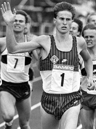 Ari Suhonen voitti  800 ja 1 500 metrillä 14 SM-kultaa. Kv-tilaston helmenä on tonnivitosen EM-kulta hallissa 1988. 
