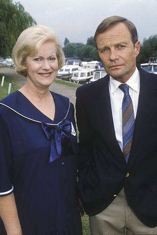 Naapurin Elizabethin roolia näytteli Josephine Tewson ja hänen eronnutta veljeään Emmettiä David Griffin.