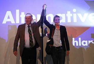 Alternative für Deutschland -puolueen kärkihahmot Alexander Gauland ja Alice Weidel iloitsivat vaalivoitosta.