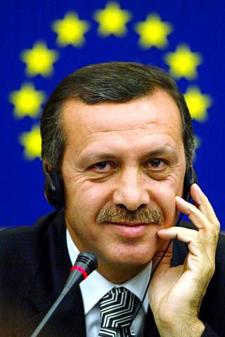 Erdoganin hallinnon alkuaikoina Turkki näytti vahvasti kulkevan kohti EU-jäsenyyttä. Kelkka kuitenkin kääntyi, ja tällä hetkellä Turkin EU-jäsenyys on täysin jäissä mm. ihmisoikeustilanteen takia.