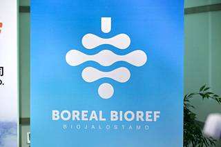 Kemijärveläisen Boreal Bioref Oy:n logo esillä tiedotustilaisuudessa Kemijärvellä.