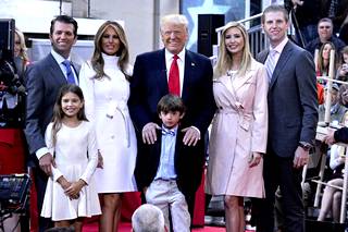 Donald Trumpin vaimo Melania aikoo jäädä asumaan New Yorkiin. Vanhemmat pojat Eric ja Donald Junior aikovat jatkaa Trumpin liiketoimia, mutta Ivanka-tyttären uskotaan saavan toimiston Valkoiseen taloon.