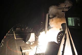 Yhdysvaltain laivasto julkaisi kuvia Tomahawk-ohjusten laukaisusta. Yhdysvallat tuhosi Syyrian presidentin Bashar al-Assadin hallinnon ilmatukikohdan, koska katsoi, että tiistain kaasuiskun kemialliset aseet olivat tukikohdasta peräisin.