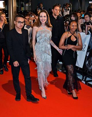 Angelina Jolie kertoo varmistaneensa tarkasti ennen adoptiota, että Maddox (vas.) on varmasti orpo, eikä häntä oltu viety vanhemmiltaan. Kuvassa myös Jolien toinen adoptiolapsi Zahara Marley Jolie-Pitt.