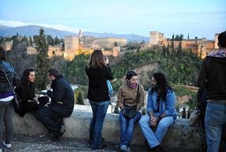 Granadan kaupungista voi katsella Sierra Nevadan lumihuippuisia vuoria, joissa talvella lasketellaan.